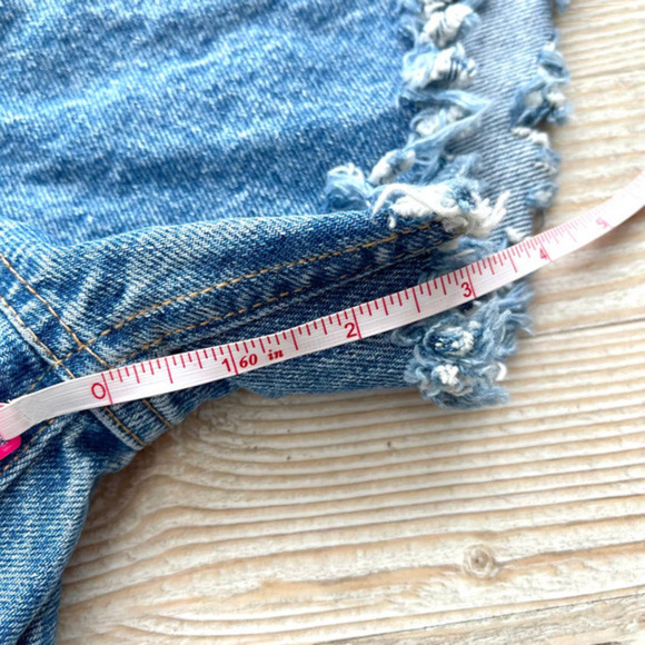 Zara High Waist Distressed Denim Shorts |‎ Size 4 - Picture 3 of 7